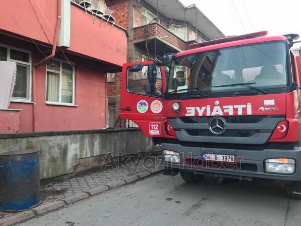 Akyazı'da odunluk yandı