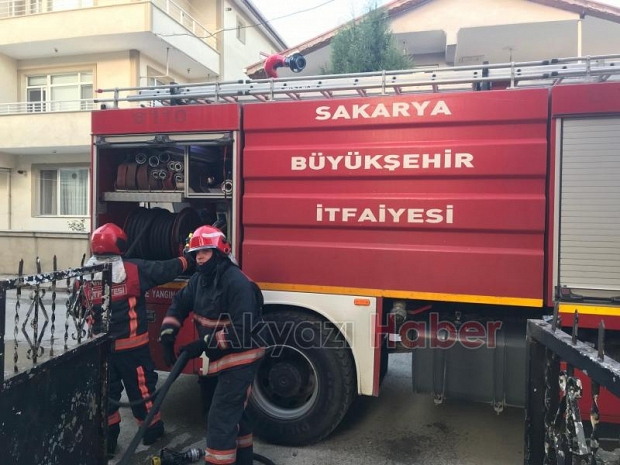 Akyazı'da odunluk yandı