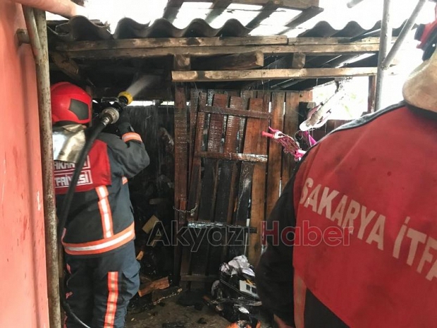Akyazı'da odunluk yandı