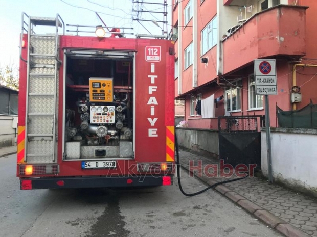 Akyazı'da odunluk yandı