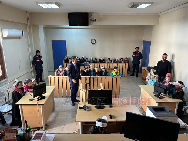 Akyazı'da öğrenciler adliye sarayını gezdi