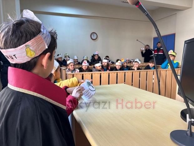 Akyazı'da öğrenciler adliye sarayını gezdi
