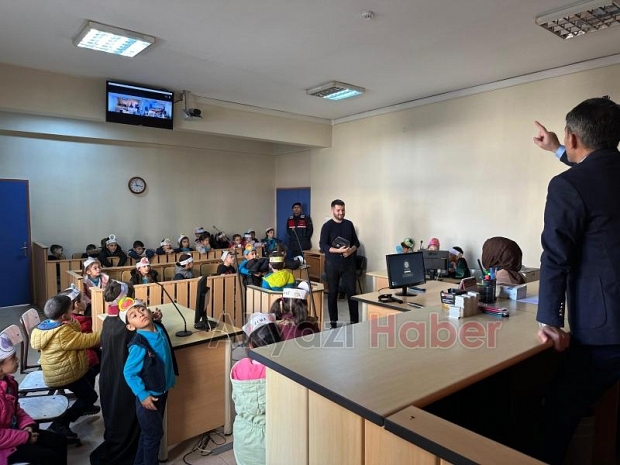 Akyazı'da öğrenciler adliye sarayını gezdi