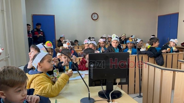 Akyazı'da öğrenciler adliye sarayını gezdi