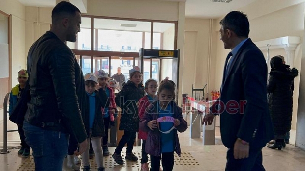 Akyazı'da öğrenciler adliye sarayını gezdi