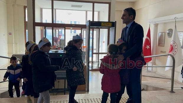 Akyazı'da öğrenciler adliye sarayını gezdi
