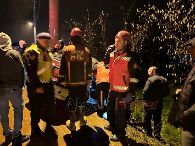 Pazarköy'de otomobil direğe çarptı: 4 yaralı