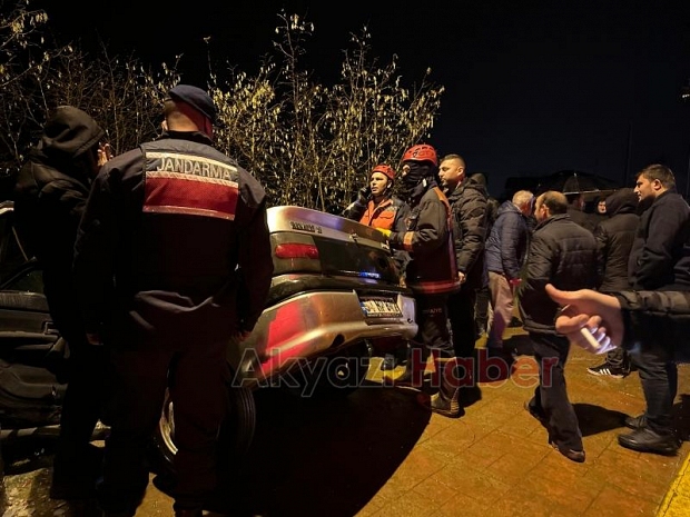 Pazarköy'de otomobil direğe çarptı: 4 yaralı