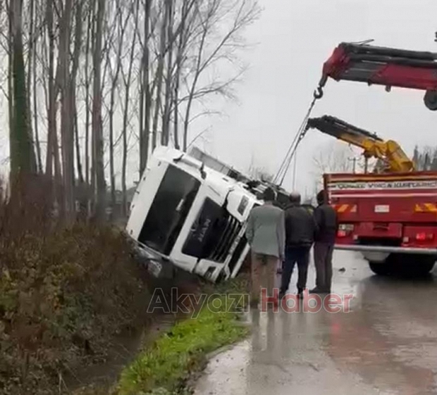 Bedilkazancı da tır devrildi