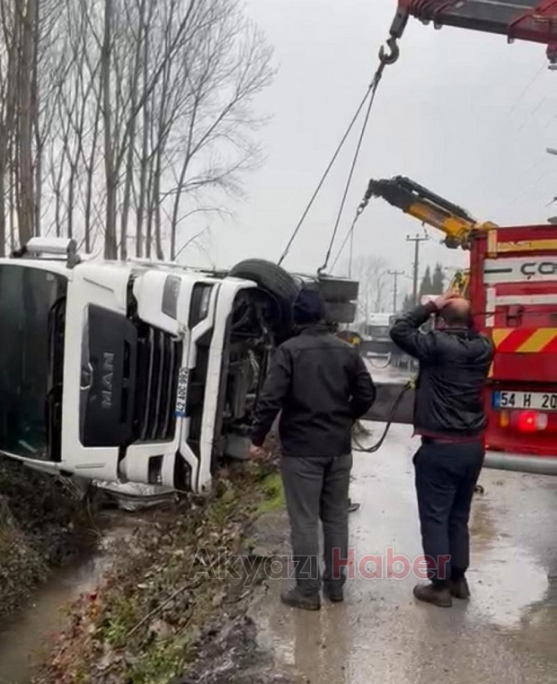 Bedilkazancı da tır devrildi