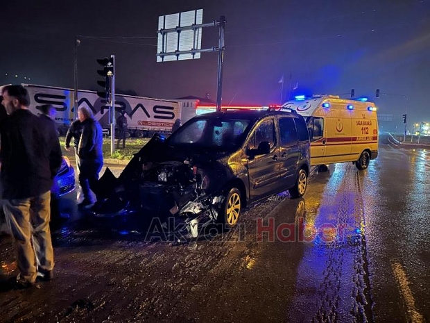 Kuzuluk Kavşağında kaza: 2 yaralı