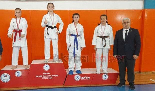 Akyazılı karateciler gururlandırdı