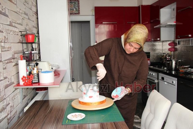 Hasta kızı için mühendisliği bırakıp pastacı oldu
