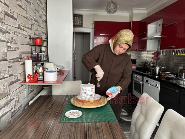 Hasta kızı için mühendisliği bırakıp pastacı oldu