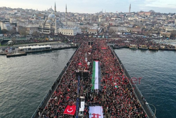Ekrem Yüce büyük yürüyüşe katıldı