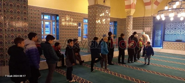 Baba Oğul Aynı Safta sabah namazı buluşması