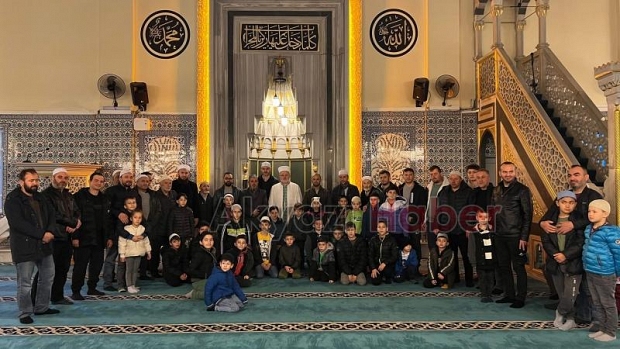 Baba Oğul Aynı Safta sabah namazı buluşması