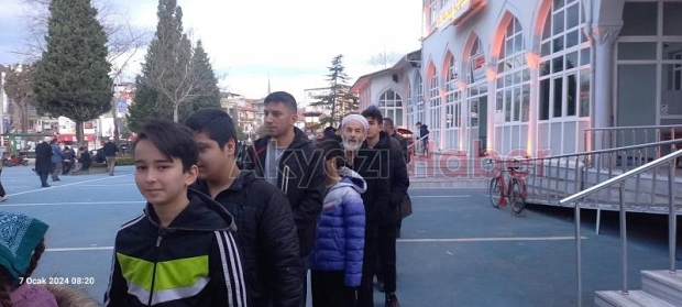 Baba Oğul Aynı Safta sabah namazı buluşması