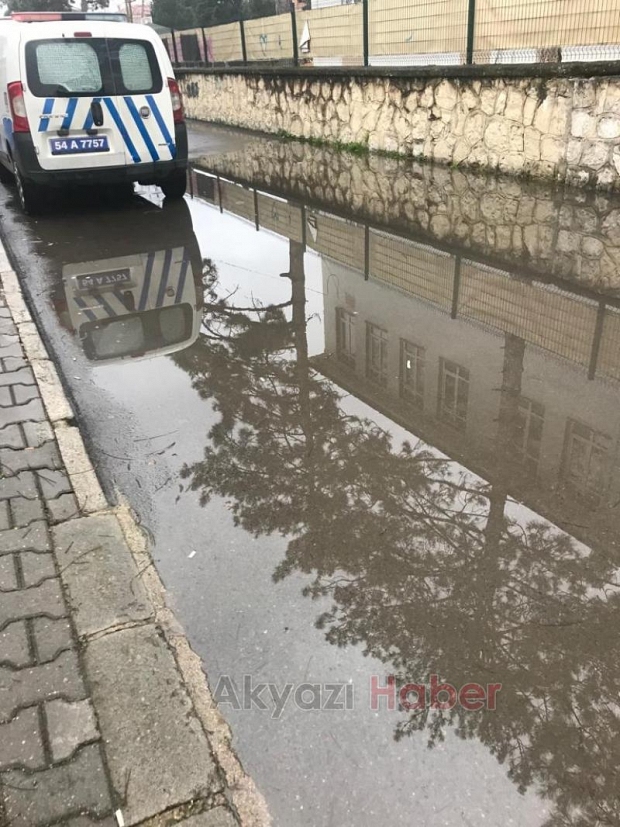 Akyazı emniyetinin önündeki yol göle döndü
