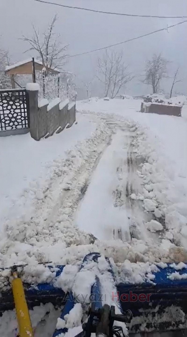Muhtar, mahalle içindeki karlı yolları traktörüyle açtı