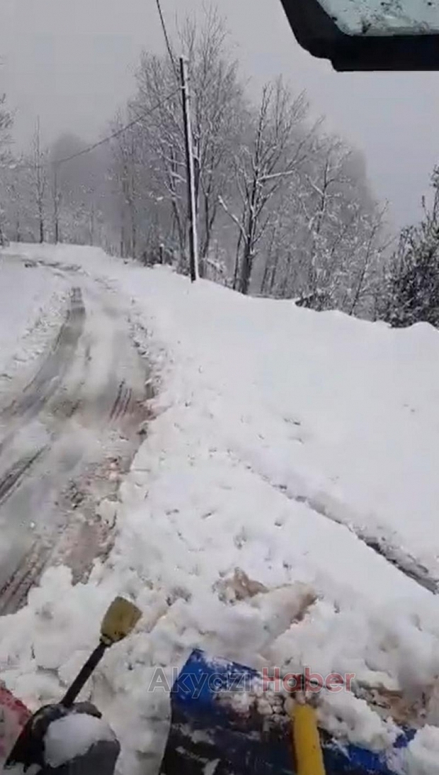 Muhtar, mahalle içindeki karlı yolları traktörüyle açtı