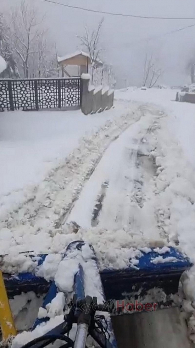 Muhtar, mahalle içindeki karlı yolları traktörüyle açtı
