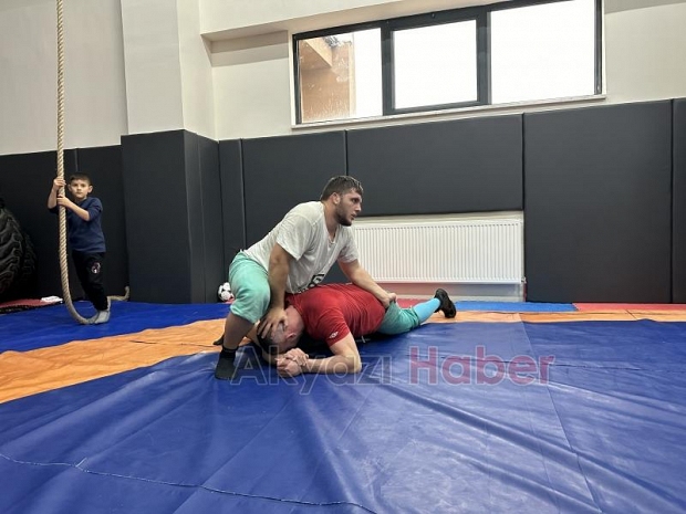 Karapürçekli başpehlivan altın kemer hedefliyor 