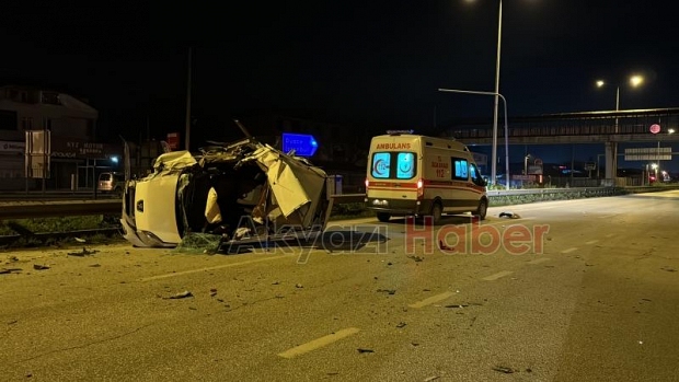 Hafif ticari araç tıra çarptı: 1 ölü, 1 yaralı