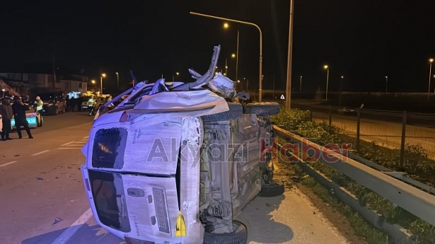 Hafif ticari araç tıra çarptı: 1 ölü, 1 yaralı