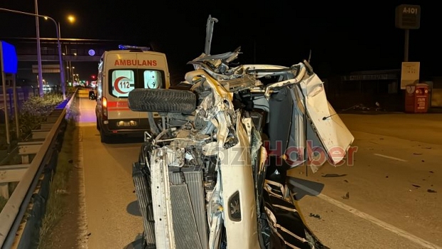 Hafif ticari araç tıra çarptı: 1 ölü, 1 yaralı