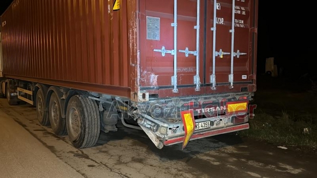 Hafif ticari araç tıra çarptı: 1 ölü, 1 yaralı