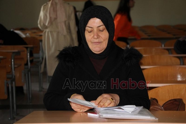 Üç çocuk annesi hemşirelik hayalini gerçeğe dönüştürüyor