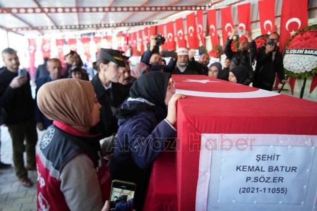 Pençe Kilit şehitlerini binler uğurladı