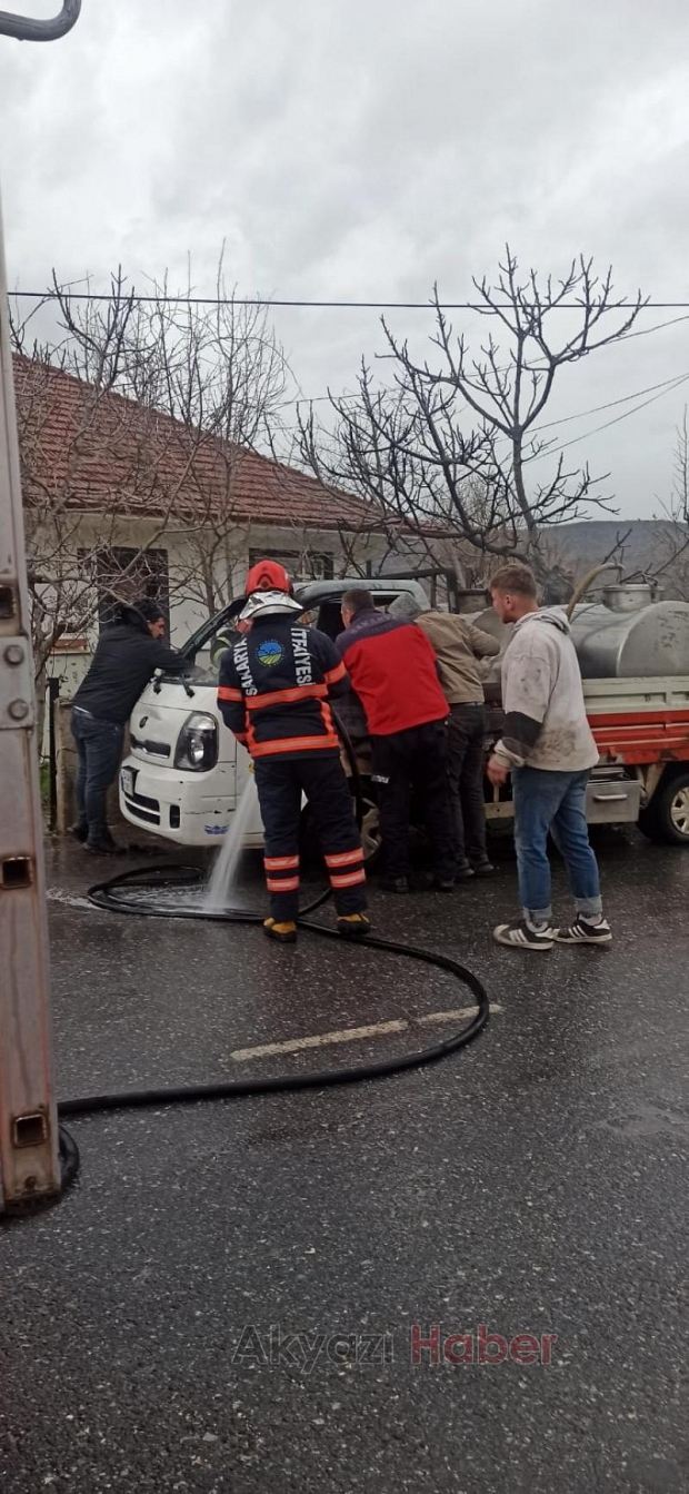 Akyazı'da süt toplama kamyoneti yangında kullanılamaz hale geldi