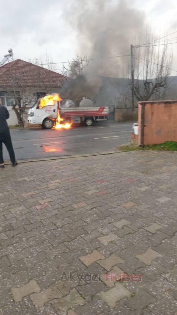 Akyazı'da süt toplama kamyoneti yangında kullanılamaz hale geldi