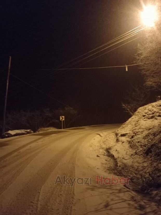 Akyazı'nın yüksek kesimlerine kar yağdı
