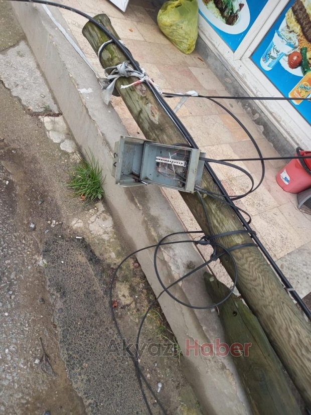 Tır direği yıktı esnaf ile vatandaş telefon ve internetsiz kaldı