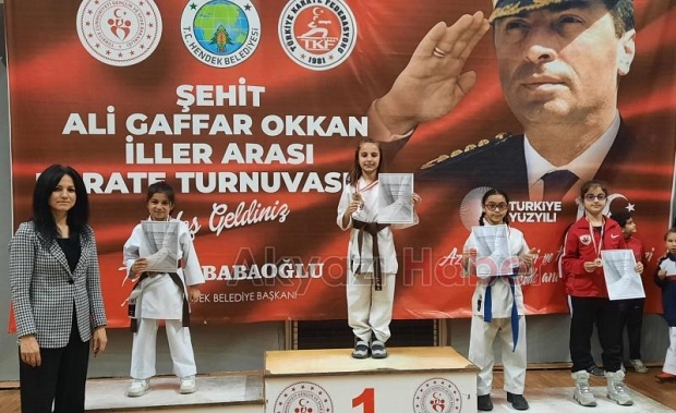 Akyazılı karateciler madalyaları topladı