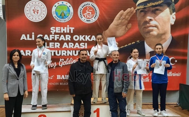 Akyazılı karateciler madalyaları topladı