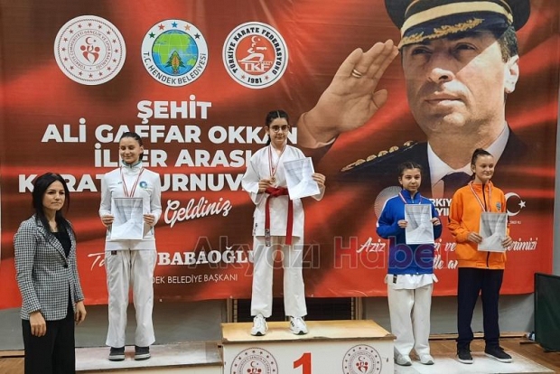 Akyazılı karateciler madalyaları topladı