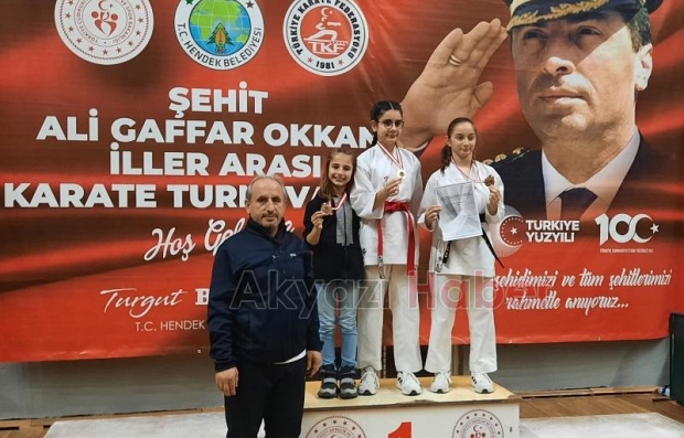 Akyazılı karateciler madalyaları topladı
