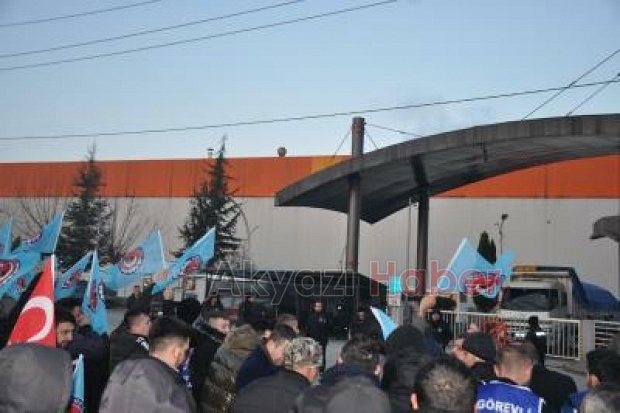TÜRK Metal ASAŞ önünde sendikalaşma eylemi yaptı