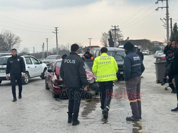 Şehit Furkan Çelik Caddesi’nde kaza 3 yaralı 