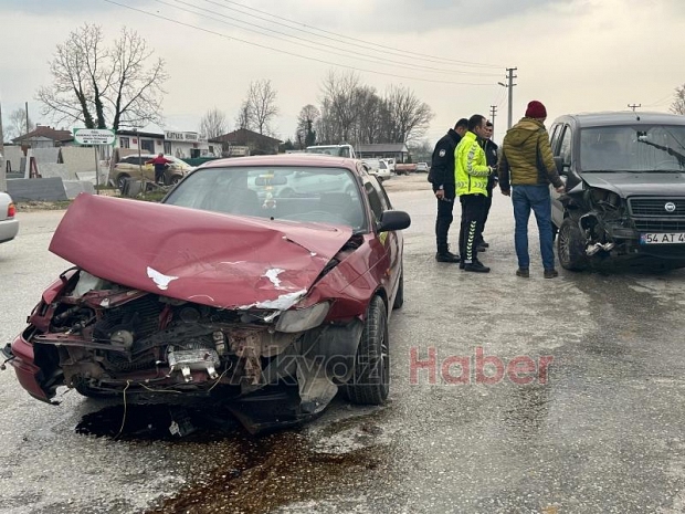 Şehit Furkan Çelik Caddesi’nde kaza 3 yaralı 