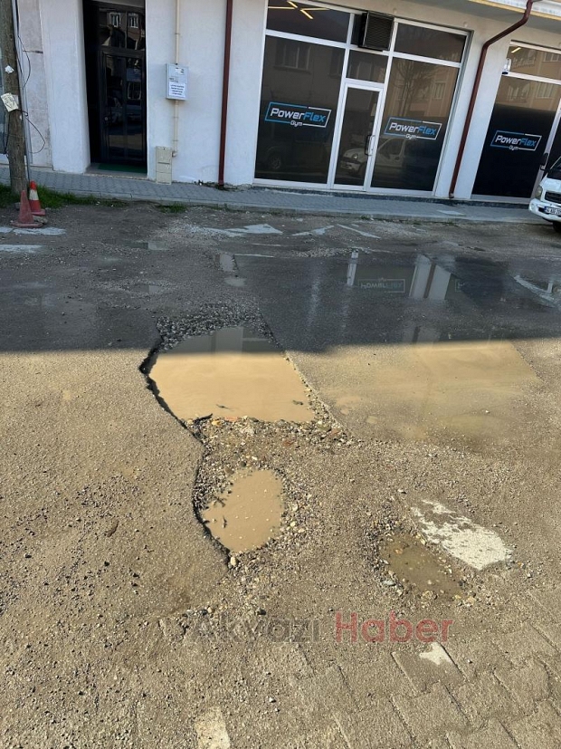 Akyazı Kaymakamlık Binası'nın Arkasında Yolların Hali İçler Acısı