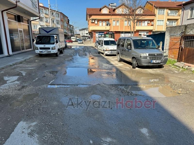 Akyazı Kaymakamlık Binası'nın Arkasında Yolların Hali İçler Acısı