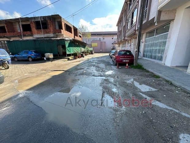 Akyazı Kaymakamlık Binası'nın Arkasında Yolların Hali İçler Acısı