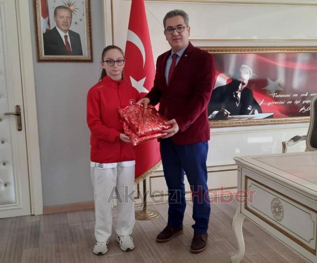 Akyazılı şampiyon karateciler ödüllendirildi