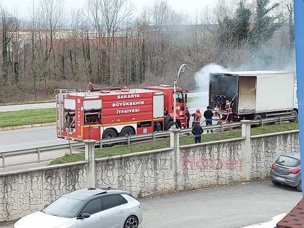Seyir halindeki kamyonun kasası yandı