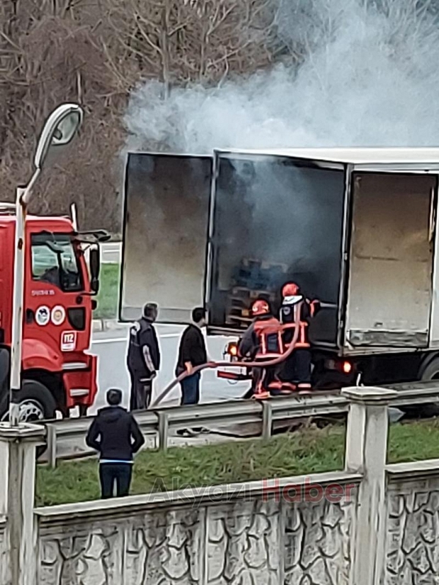 Seyir halindeki kamyonun kasası yandı